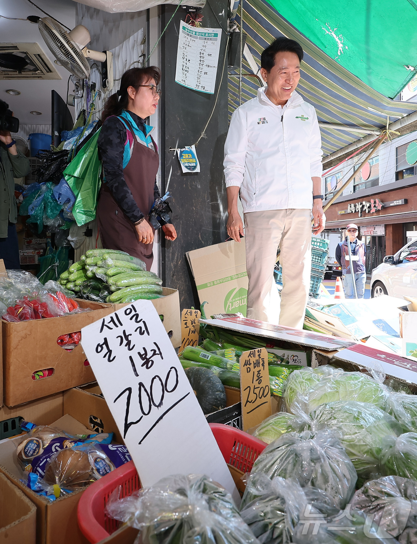 (서울=뉴스1) 김성진 기자 = 오세훈 국민의힘 서울시장 후보가 29일 서울 도봉구 쌍리단길을 방문해 상인들과 인사하고 있다. 2026.4.29/뉴스1