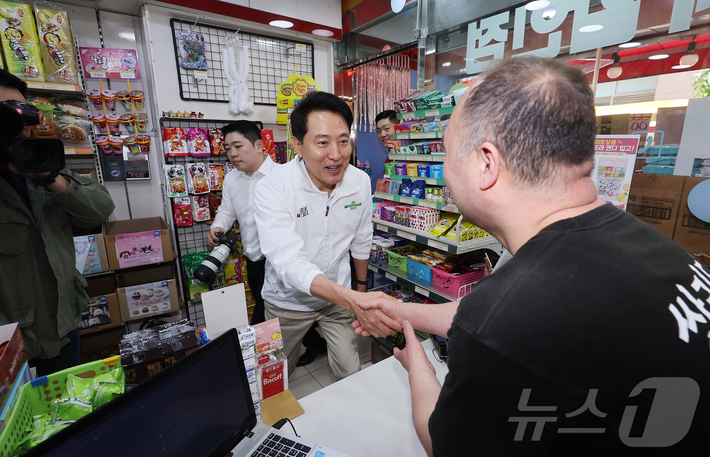 (서울=뉴스1) 김성진 기자 = 오세훈 국민의힘 서울시장 후보가 29일 서울 도봉구 쌍리단길을 방문해 상인들과 인사하고 있다. 2026.4.29/뉴스1