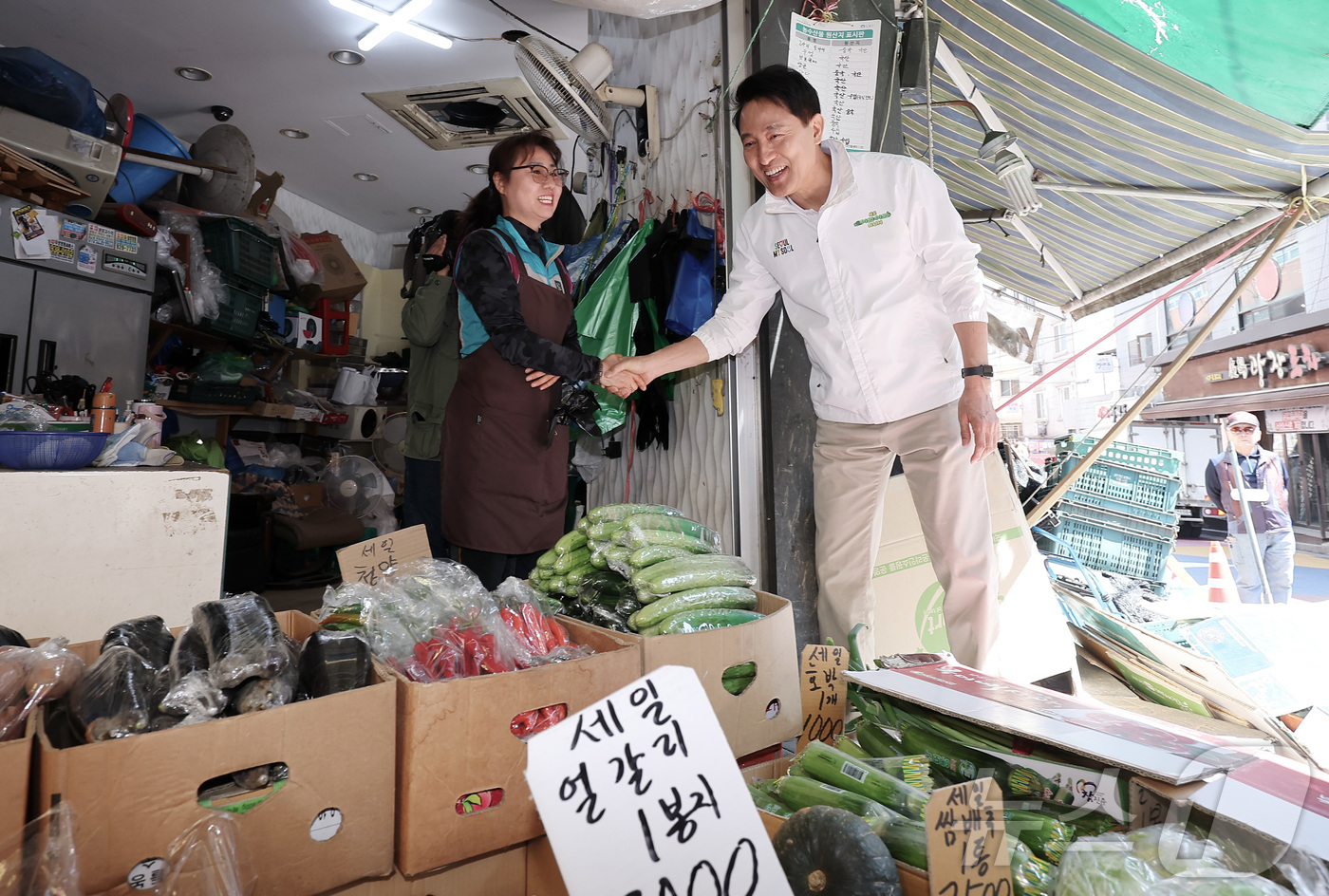 (서울=뉴스1) 김성진 기자 = 오세훈 국민의힘 서울시장 후보가 29일 서울 도봉구 쌍리단길을 방문해 상인들과 인사하고 있다. 2026.4.29/뉴스1