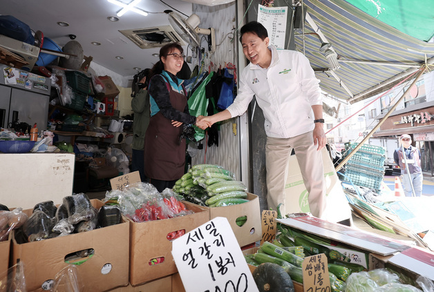 상인들과 인사하는 오세훈 후보