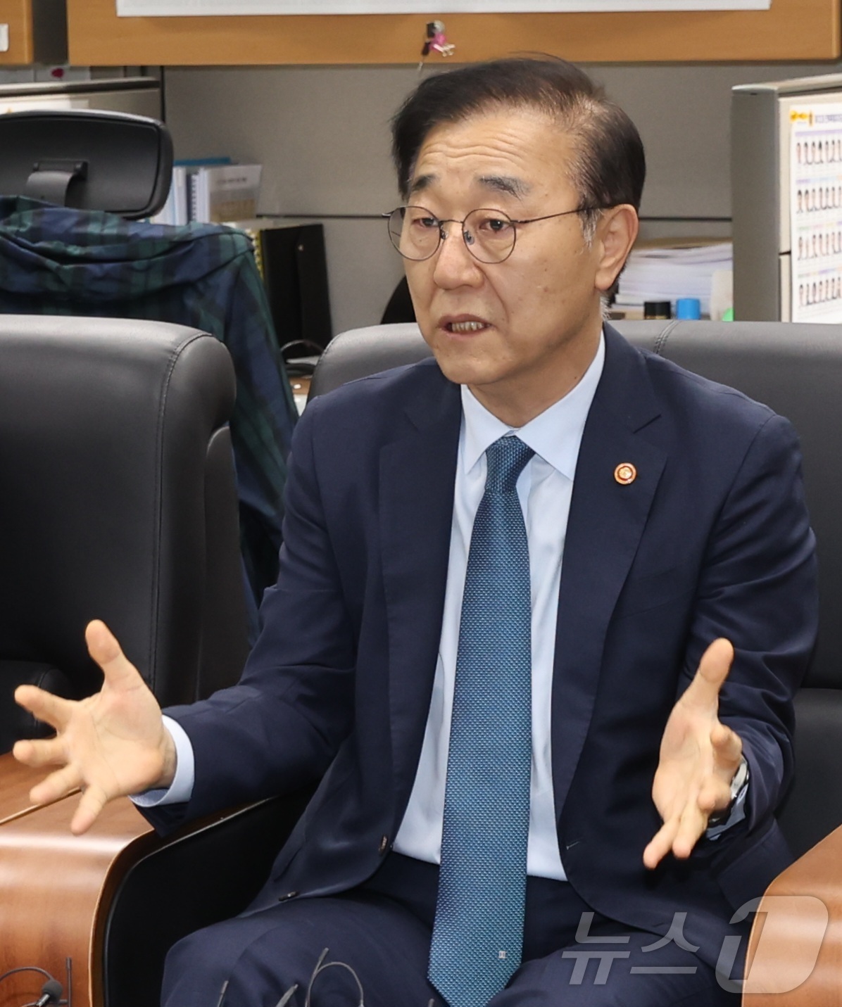 (전주=뉴스1) 유경석 기자 = 김윤덕 국토교통부 장관이 29일 전북 전주시 전북특별자치도의회 기자실을 찾아 간담회를 열고 질의에 답변을 하고 있다. 2026.4.29/뉴스1