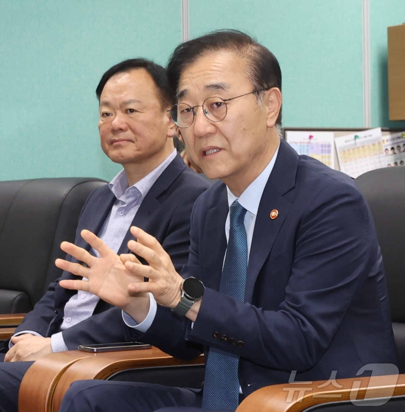 (전주=뉴스1) 유경석 기자 = 김윤덕 국토교통부 장관이 29일 전북 전주시 전북특별자치도의회 기자실을 찾아 간담회를 열고 질의에 답변을 하고 있다. 2026.4.29/뉴스1
