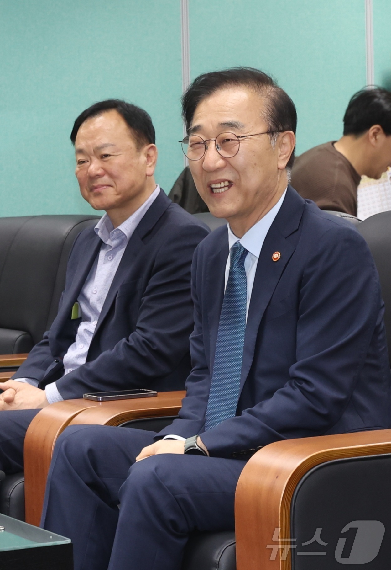 (전주=뉴스1) 유경석 기자 = 김윤덕 국토교통부 장관이 29일 전북 전주시 전북특별자치도의회 기자실을 찾아 간담회를 열고 질의에 답변을 하고 있다. 2026.4.29/뉴스1