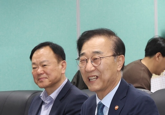 환하게 웃으며 간담회 시작하는 김윤덕 국토부장관