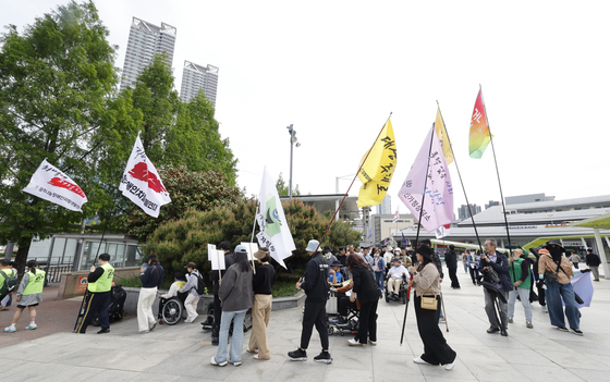 행진하는 장애인 단체