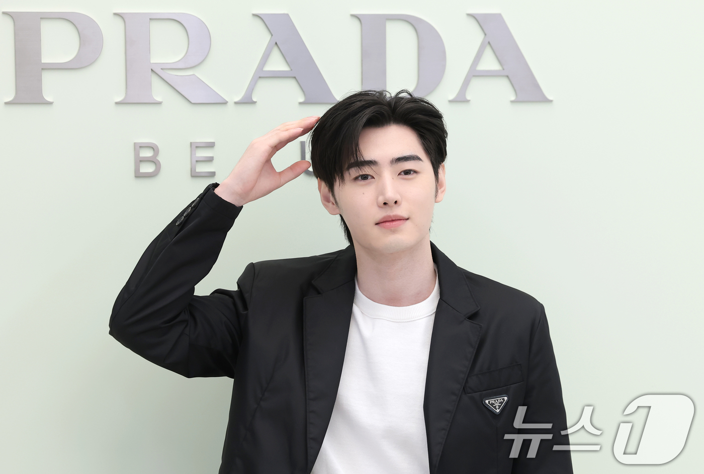 (서울=뉴스1) 권현진 기자 = 엔하이픈 성훈이 29일 서울 성동구 OWF스튜디오에서 진행된 프라다 뷰티의 '프라다 터치 블러쉬' 출시 기념 포토 행사에서 포즈를 취하고 있다. 2 …