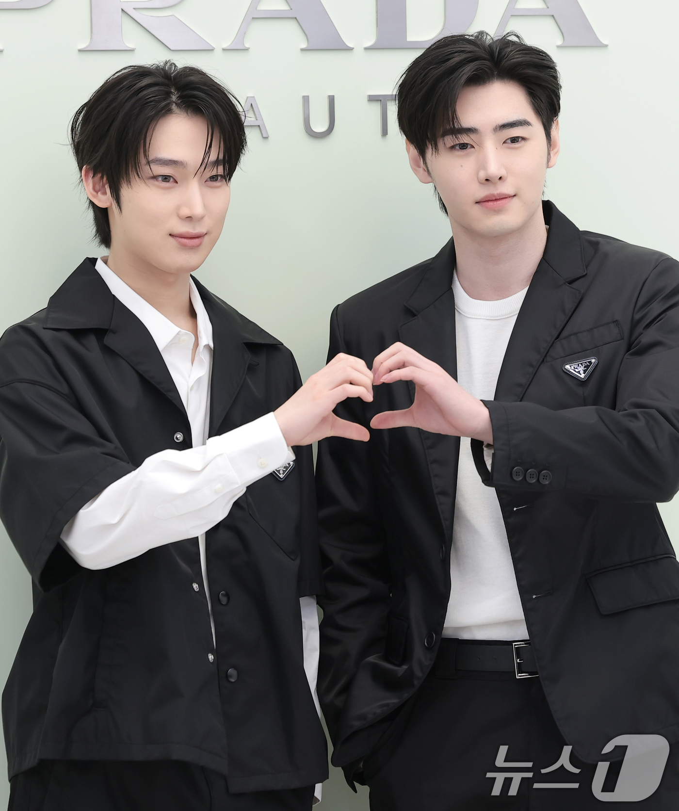 (서울=뉴스1) 권현진 기자 = 엔하이픈 선우와 성훈(오른쪽)이 29일 서울 성동구 OWF스튜디오에서 진행된 프라다 뷰티의 '프라다 터치 블러쉬' 출시 기념 포토 행사에서 포즈를 …