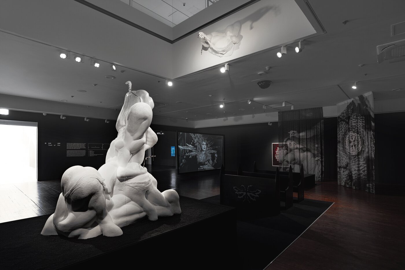 본문 이미지 - 사랑의 기원_섹션1_훔친 불꽃_전경1_촬영 심규호 (서울시립미술관 제공)