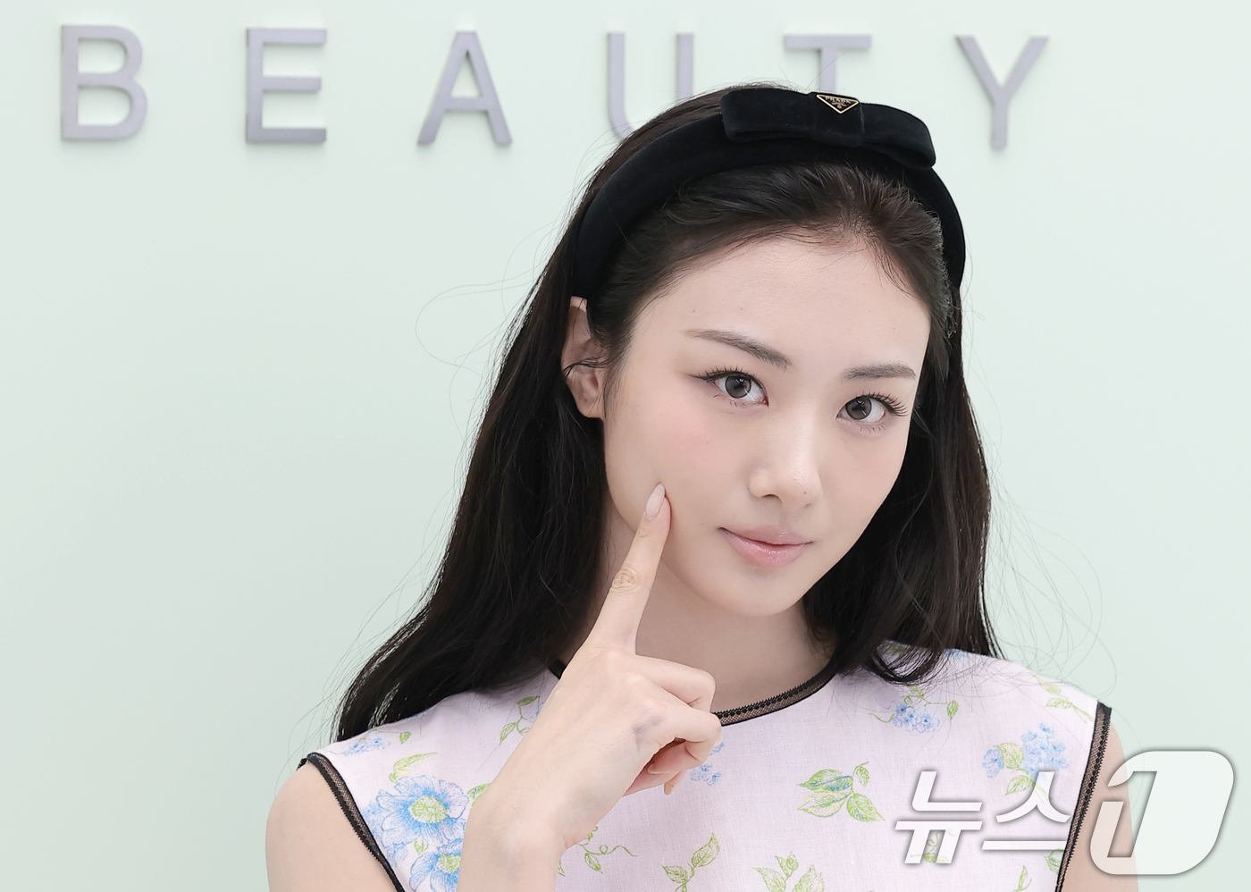 (서울=뉴스1) 권현진 기자 = 미야오 가원이 29일 서울 성동구 OWF스튜디오에서 진행된 프라다 뷰티의 '프라다 터치 블러쉬' 출시 기념 포토 행사에서 포즈를 취하고 있다. 20 …