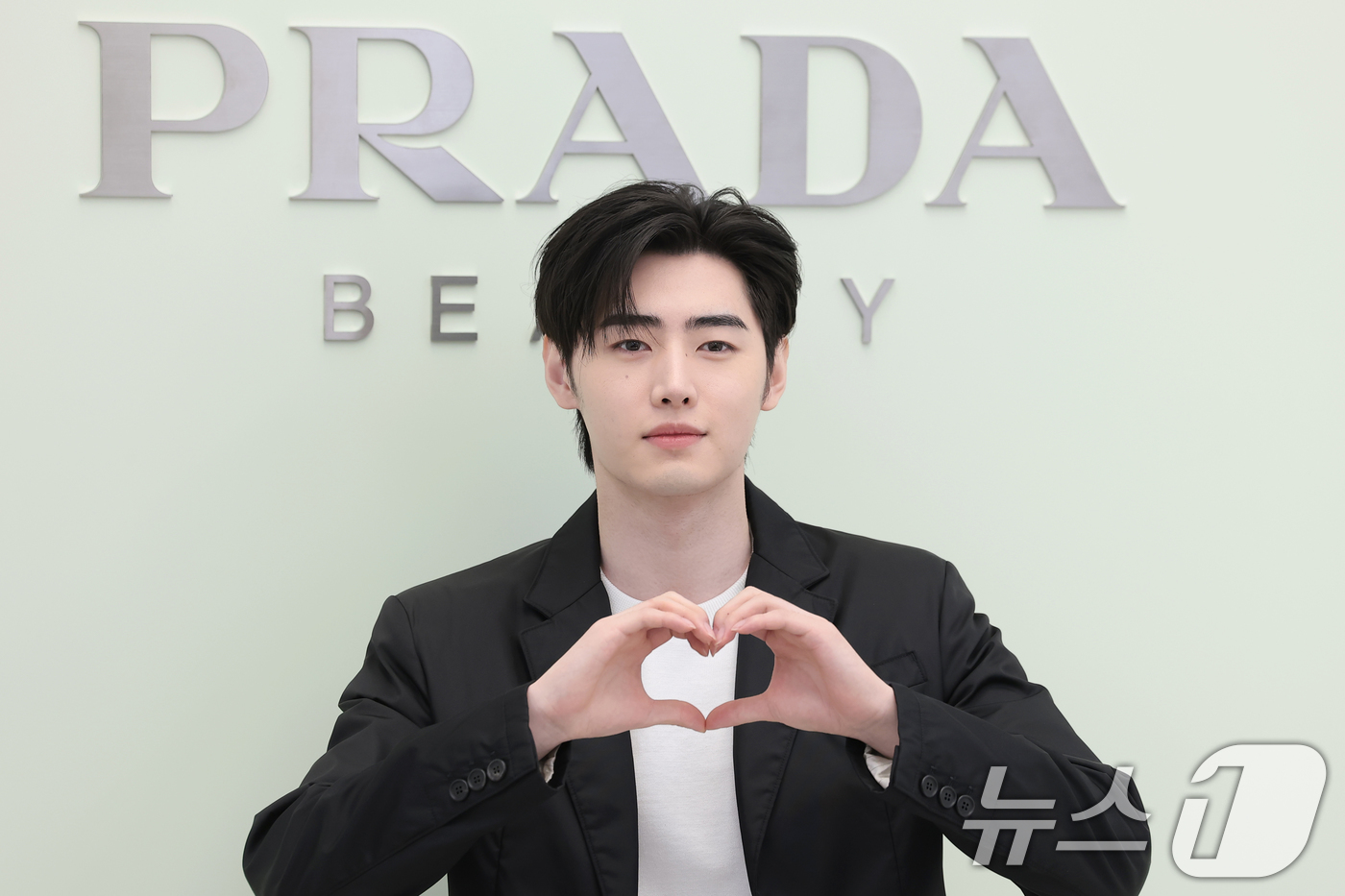 (서울=뉴스1) 권현진 기자 = 엔하이픈 성훈이 29일 서울 성동구 OWF스튜디오에서 진행된 프라다 뷰티의 '프라다 터치 블러쉬' 출시 기념 포토 행사에서 포즈를 취하고 있다. 2 …