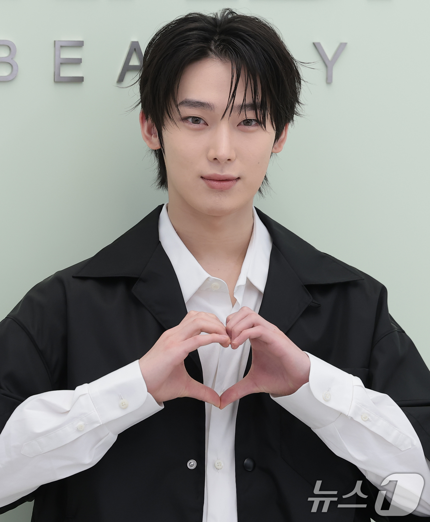 (서울=뉴스1) 권현진 기자 = 엔하이픈 선우가 29일 서울 성동구 OWF스튜디오에서 진행된 프라다 뷰티의 '프라다 터치 블러쉬' 출시 기념 포토 행사에서 포즈를 취하고 있다. 2 …