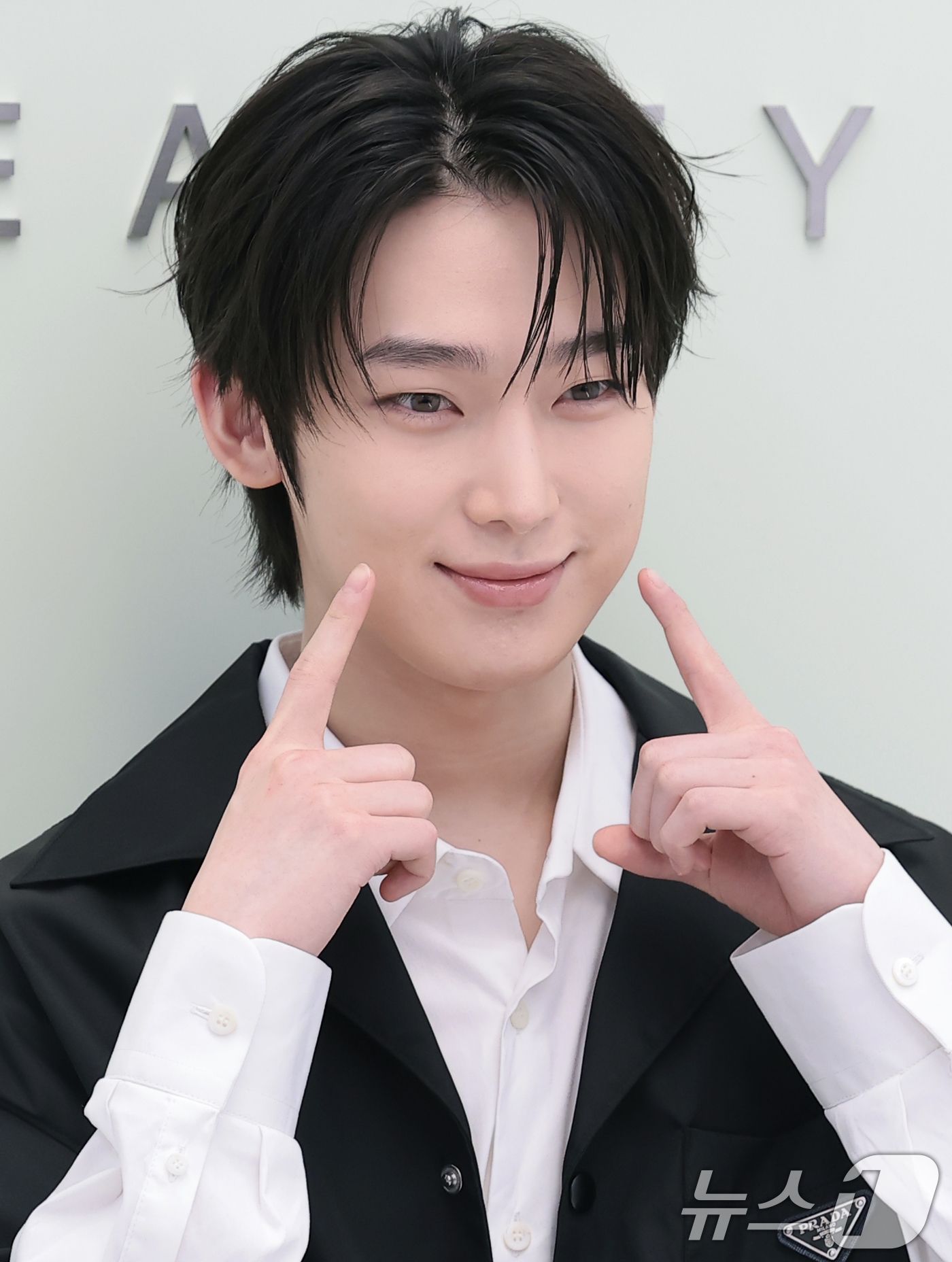 (서울=뉴스1) 권현진 기자 = 엔하이픈 선우가 29일 서울 성동구 OWF스튜디오에서 진행된 프라다 뷰티의 '프라다 터치 블러쉬' 출시 기념 포토 행사에서 포즈를 취하고 있다. 2 …