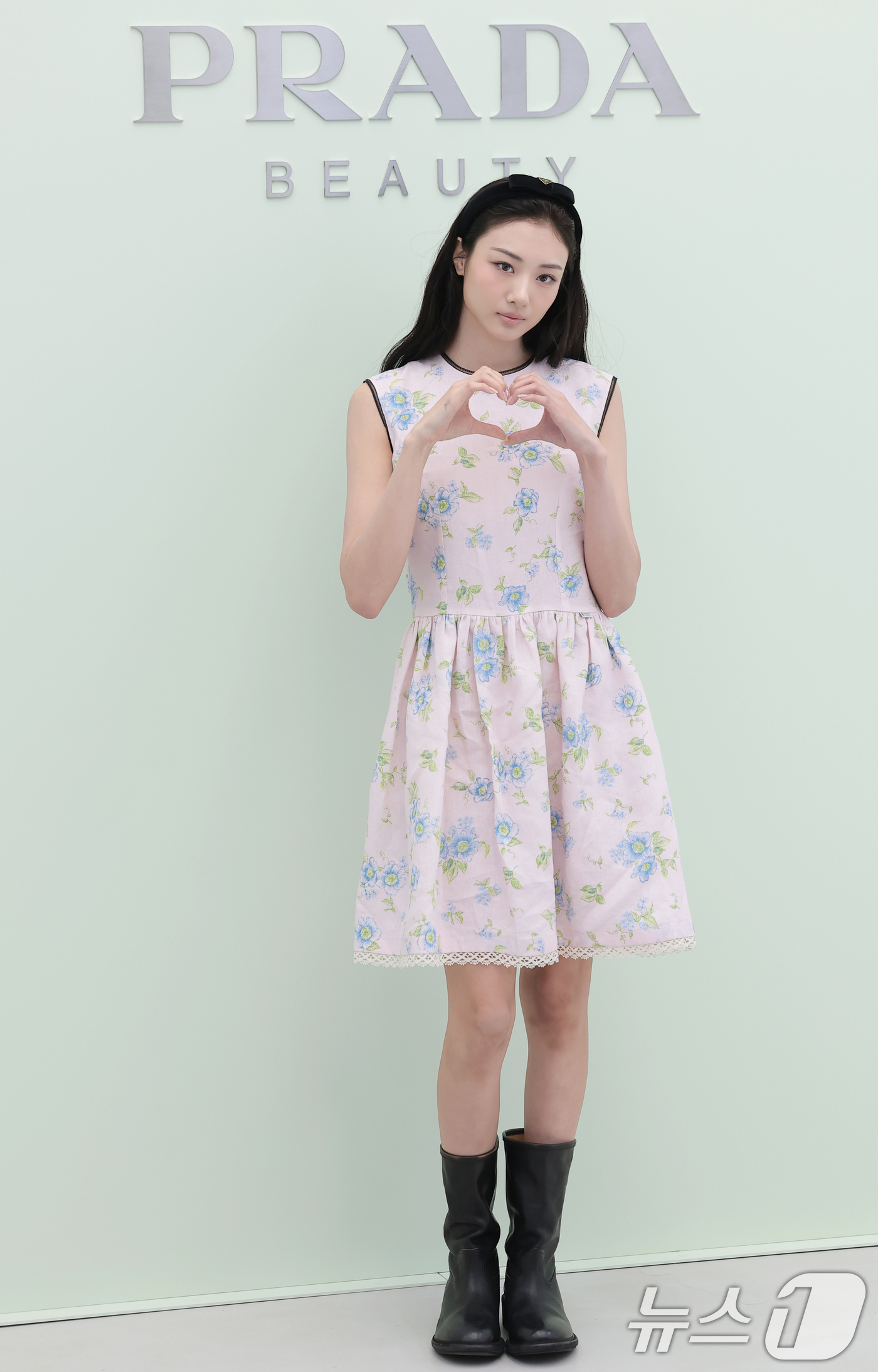 (서울=뉴스1) 권현진 기자 = 미야오 가원이 29일 서울 성동구 OWF스튜디오에서 진행된 프라다 뷰티의 '프라다 터치 블러쉬' 출시 기념 포토 행사에서 포즈를 취하고 있다. 20 …