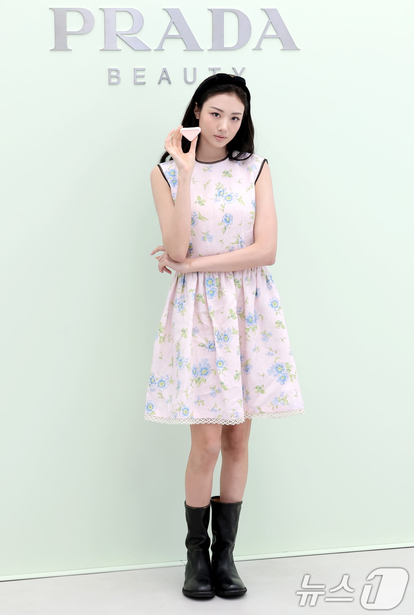 (서울=뉴스1) 권현진 기자 = 미야오 가원이 29일 서울 성동구 OWF스튜디오에서 진행된 프라다 뷰티의 '프라다 터치 블러쉬' 출시 기념 포토 행사에서 포즈를 취하고 있다. 20 …