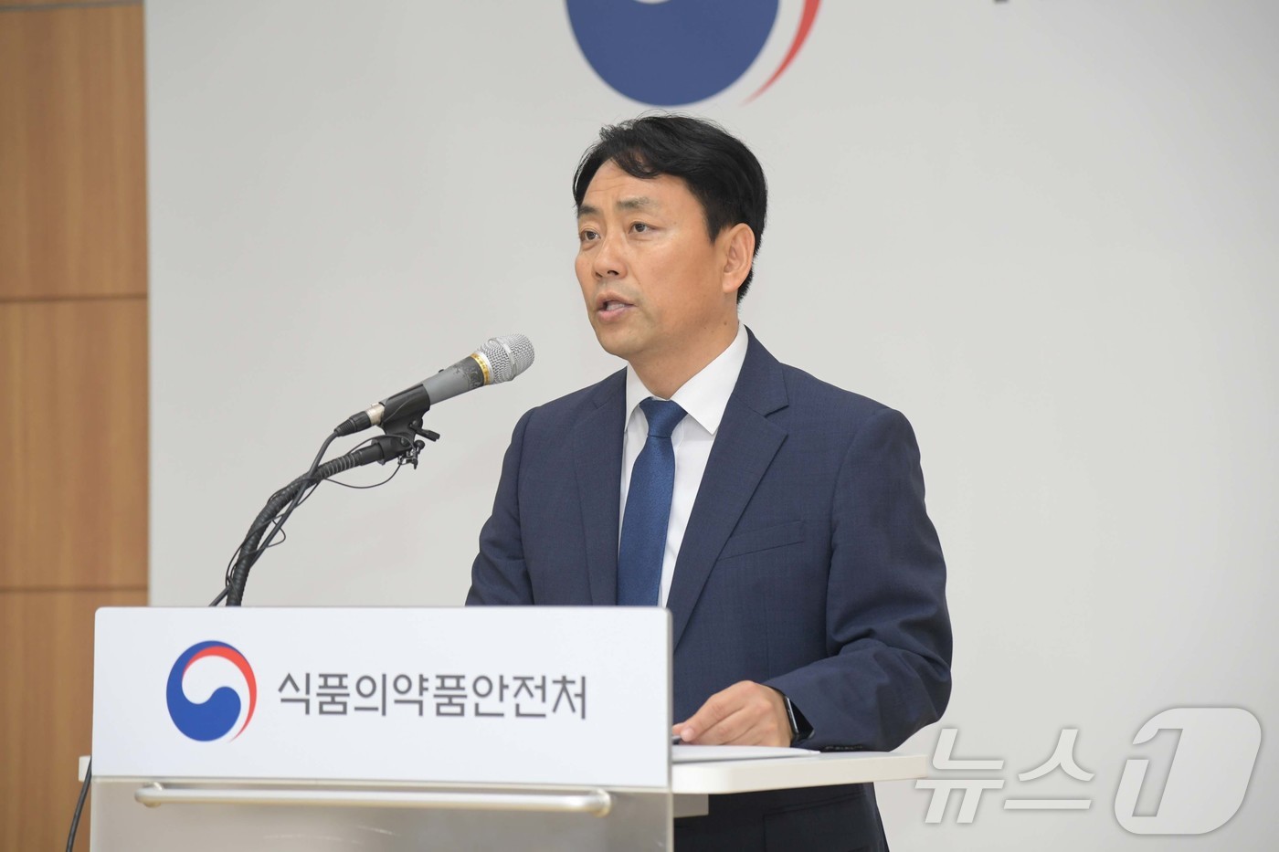 (서울=뉴스1) = 김진휘 식품의약품안전처 조사단장이 29일 오전 서울 양천구 서울지방식품의약품안전청에서 수면마취제 불법 반출 간호사 및 마약류통합관리시스템 허위보고 의사 적발 브 …