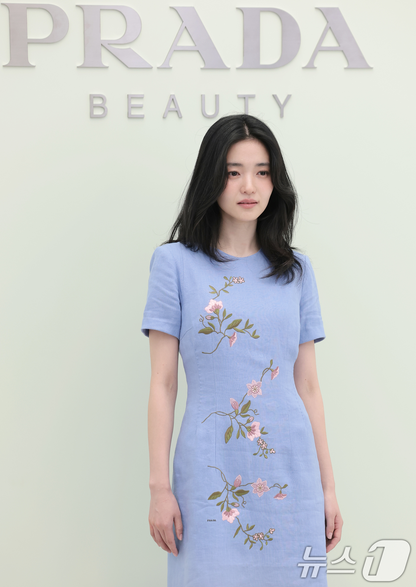 (서울=뉴스1) 권현진 기자 = 배우 김태리가 29일 서울 성동구 OWF스튜디오에서 진행된 프라다 뷰티의 '프라다 터치 블러쉬' 출시 기념 포토 행사에서 포즈를 취하고 있다. 20 …