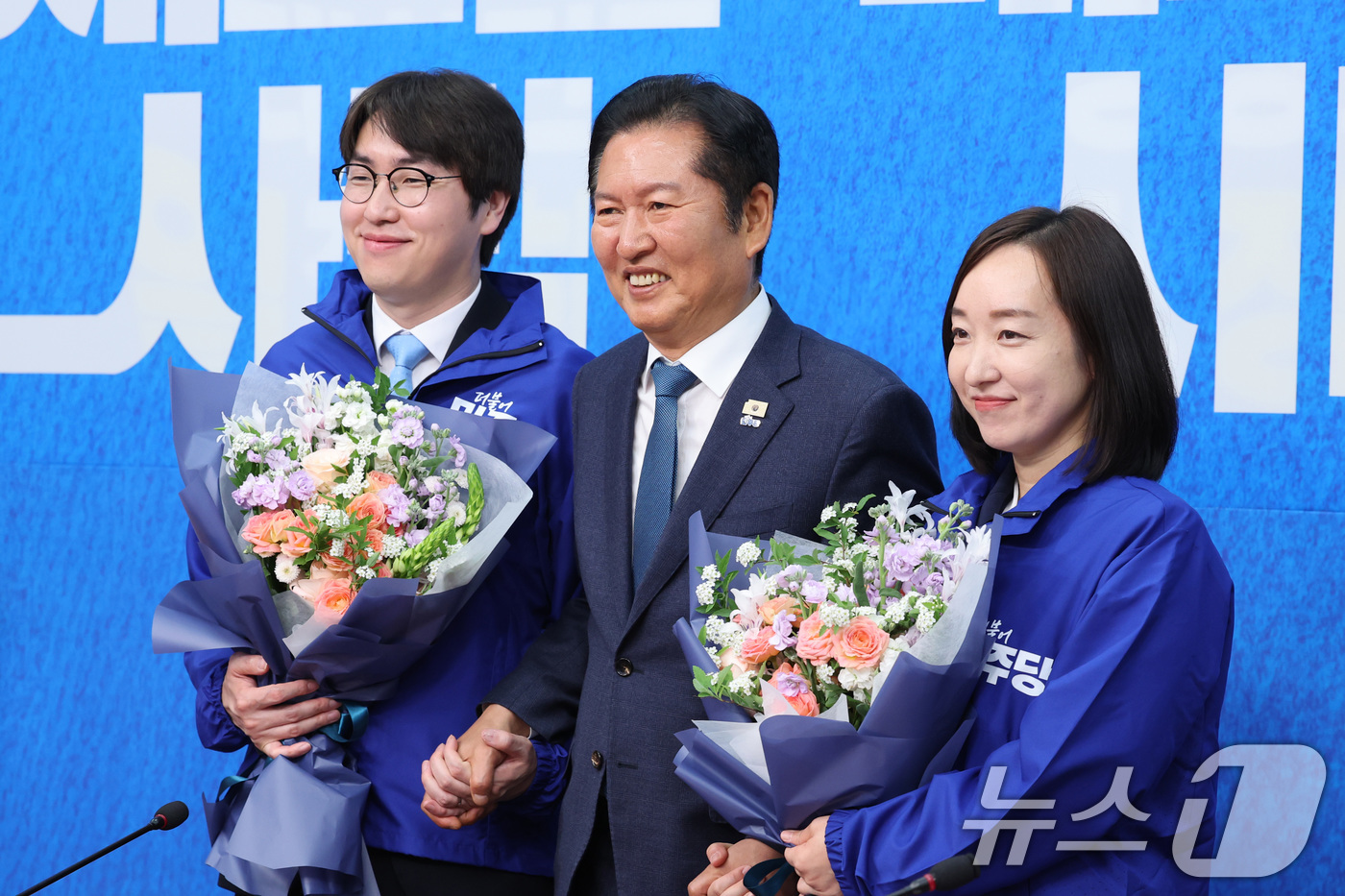 (서울=뉴스1) 신웅수 기자 = 정청래 더불어민주당 대표가 29일 서울 여의도 국회에서 열린 민주당 인재 영입식에서 하정우 전 청와대 AI수석과 전은수 전 청와대 대변인과 기념 촬 …