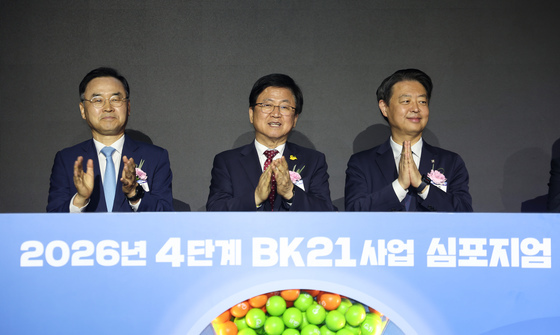 박수 치는 최교진 교육부 장관