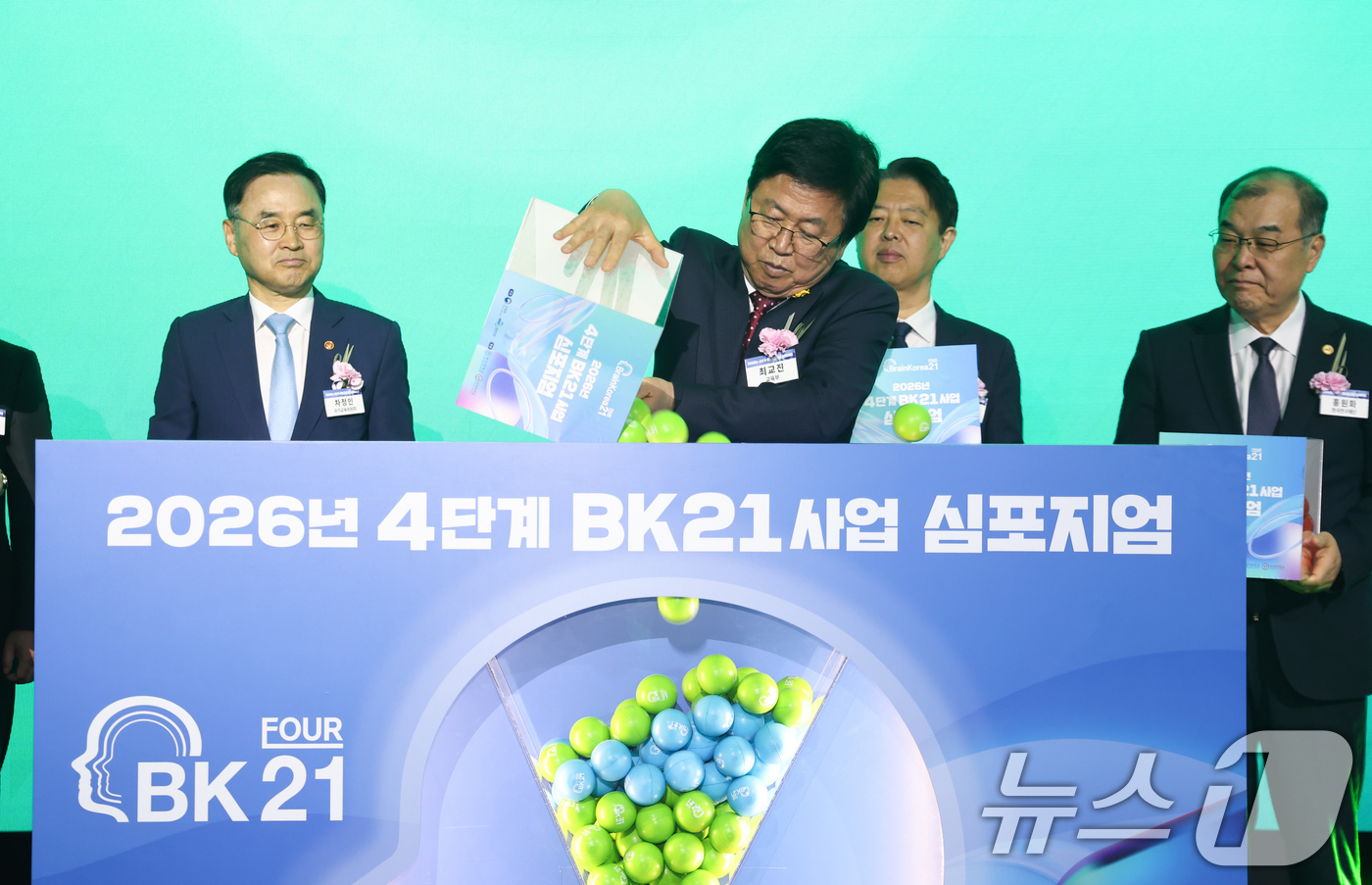 (서울=뉴스1) 임지훈 인턴기자 = 최교진 교육부 장관이 29일 서울 중구 롯데호텔에서 열린 ‘2026년 4단계 BK21사업 심포지엄’에서 개회 퍼포먼스를 하고 있다. 2026.4 …