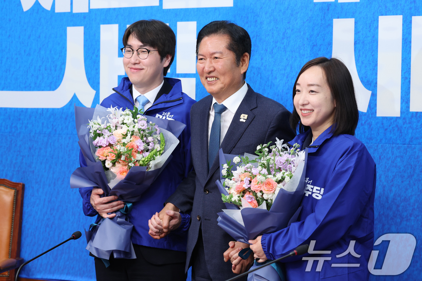 (서울=뉴스1) 신웅수 기자 = 정청래 더불어민주당 대표가 29일 서울 여의도 국회에서 열린 민주당 인재 영입식에서 하정우 전 청와대 AI수석과 전은수 전 청와대 대변인과 기념 촬 …