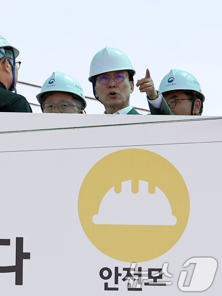 (남양주=뉴스1) 구윤성 기자 = 김민석 국무총리가 29일 오전 경기도 남양주시 왕숙1지구 공사현장을 찾아 주택공급 현장을 점검하고 있다. 2026.4.29/뉴스1