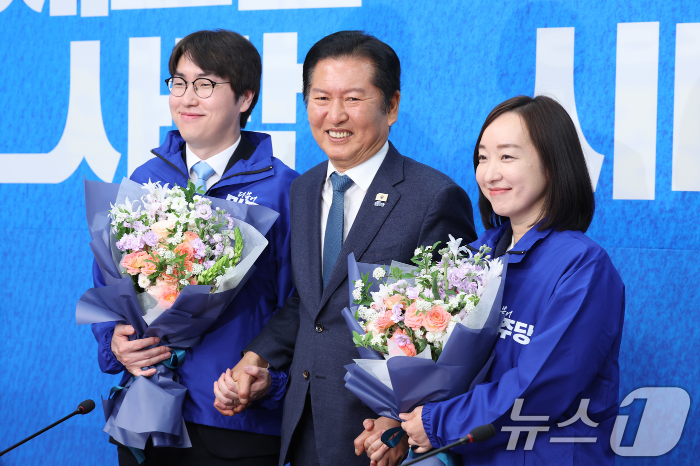 (서울=뉴스1) 신웅수 기자 = 정청래 더불어민주당 대표가 29일 서울 여의도 국회에서 열린 민주당 인재 영입식에서 하정우 전 청와대 AI수석과 전은수 전 청와대 대변인과 기념 촬 …