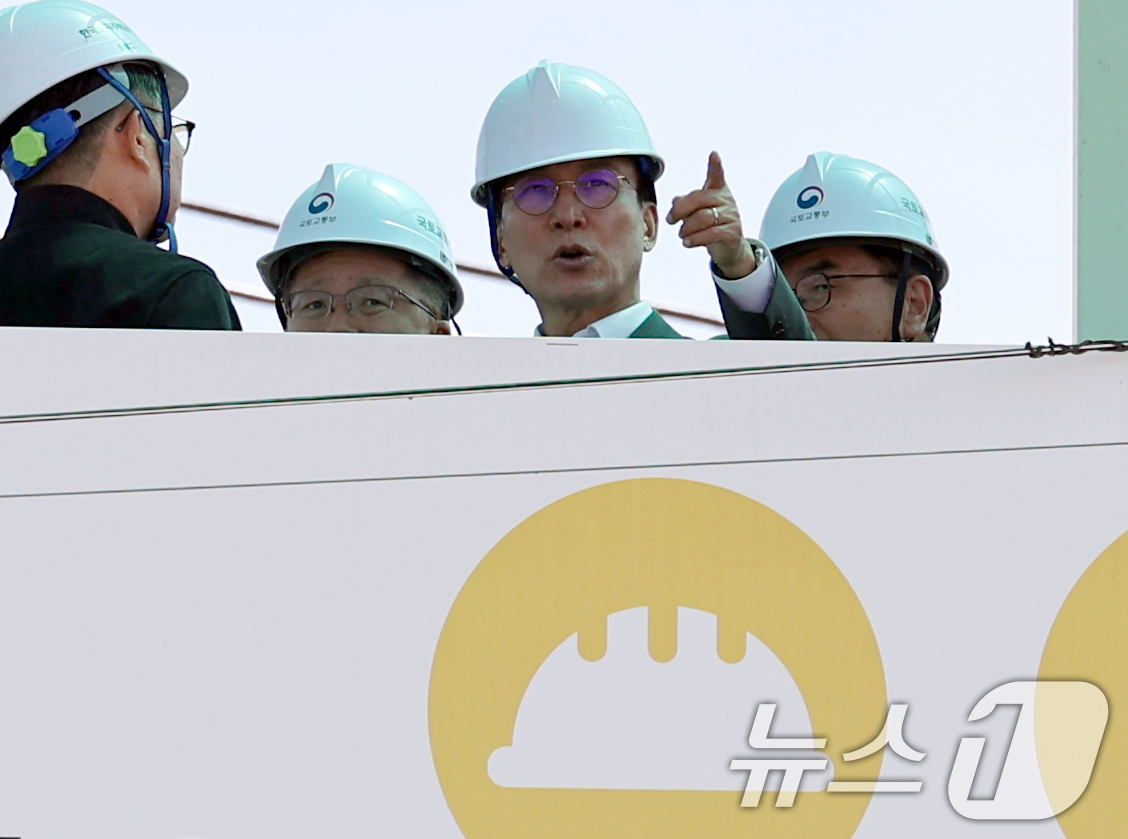 (남양주=뉴스1) 구윤성 기자 = 김민석 국무총리가 29일 오전 경기도 남양주시 왕숙1지구 공사현장을 찾아 주택공급 현장을 점검하고 있다. 2026.4.29/뉴스1