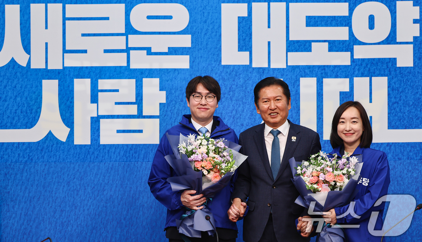 (서울=뉴스1) 김도우 기자 = 정청래 더불어민주당 대표가 29일 서울 여의도 국회에서 열린 더불어민주당 인재영입식에서 하정우 전 청와대 AI미래기획수석, 전은수 전 청와대 대변인 …