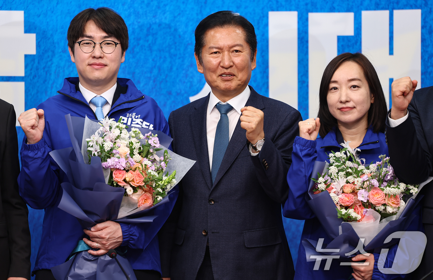 (서울=뉴스1) 김도우 기자 = 정청래 더불어민주당 대표가 29일 서울 여의도 국회에서 열린 더불어민주당 인재영입식에서 하정우 전 청와대 AI미래기획수석, 전은수 전 청와대 대변인 …