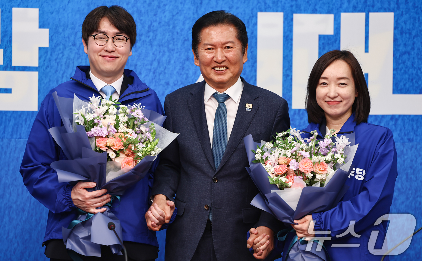 (서울=뉴스1) 김도우 기자 = 정청래 더불어민주당 대표가 29일 서울 여의도 국회에서 열린 더불어민주당 인재영입식에서 하정우 전 청와대 AI미래기획수석, 전은수 전 청와대 대변인 …