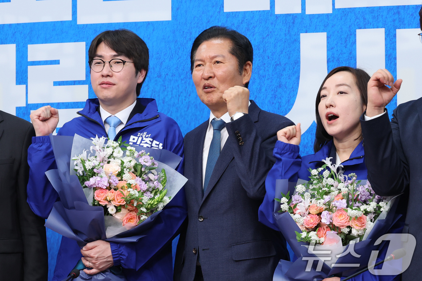 (서울=뉴스1) 신웅수 기자 = 정청래 더불어민주당 대표가 29일 서울 여의도 국회에서 열린 민주당 인재 영입식에서 하정우 전 청와대 AI수석과 전은수 전 청와대 대변인과 기념 촬 …