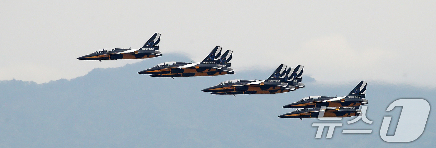 (대구=뉴스1) 공정식 기자 = 다음 달 1일 대구 공군기지에서 열리는 '스페이스 챌린지 2026 in 대구'를 앞두고 29일 오전 공군 특수비행팀 블랙이글스가 에어쇼 사전 비행 …