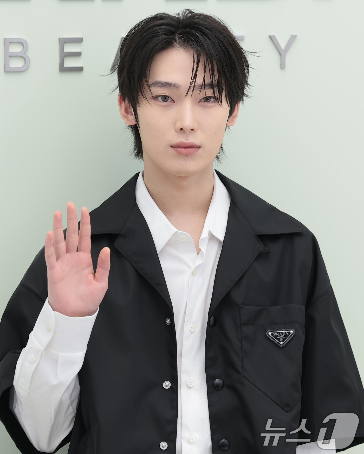 (서울=뉴스1) 권현진 기자 = 엔하이픈 선우가 29일 서울 성동구 OWF스튜디오에서 진행된 프라다 뷰티의 '프라다 터치 블러쉬' 출시 기념 포토 행사에서 포즈를 취하고 있다. 2 …