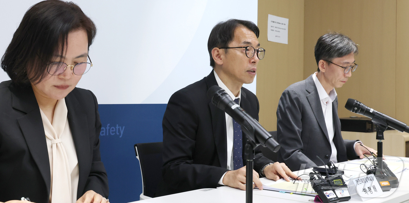 (세종=뉴스1) 김기남 기자 = 박형배 행정안전부 안전예방정책실장(가운데)이 29일 세종시 정부세종청사에서 국민안전24 서비스 개시, 모바일 재난관리 정보시스템 고도화, 지하차도 …