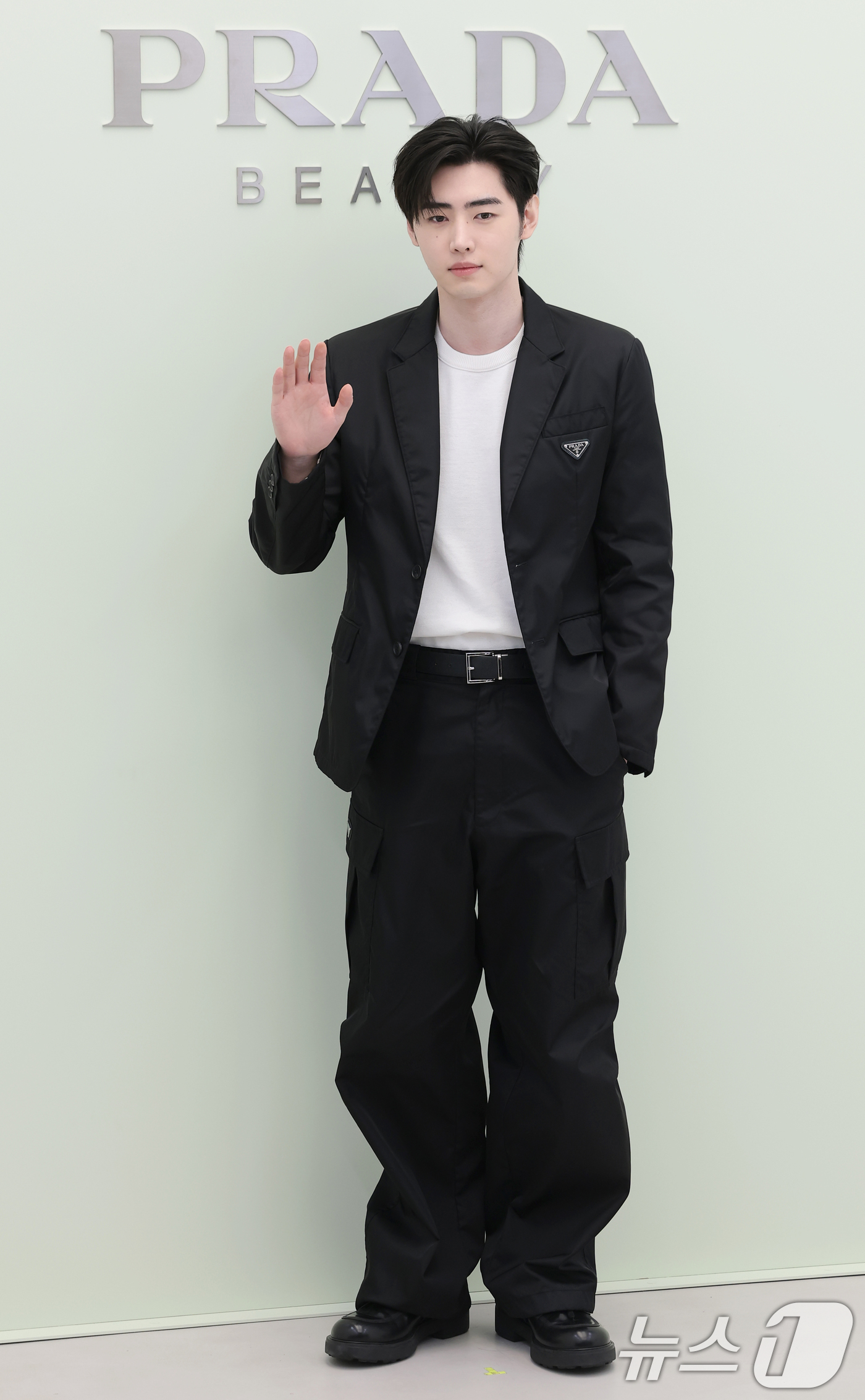 (서울=뉴스1) 권현진 기자 = 엔하이픈 성훈이 29일 서울 성동구 OWF스튜디오에서 진행된 프라다 뷰티의 '프라다 터치 블러쉬' 출시 기념 포토 행사에서 포즈를 취하고 있다. 2 …