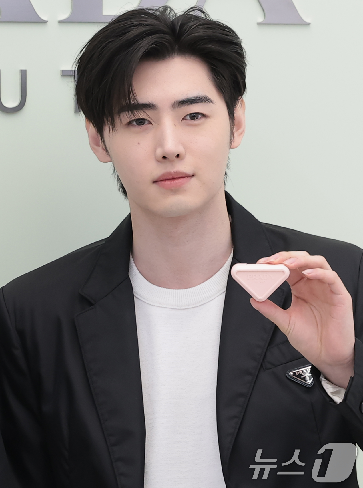 (서울=뉴스1) 권현진 기자 = 엔하이픈 성훈이 29일 서울 성동구 OWF스튜디오에서 진행된 프라다 뷰티의 '프라다 터치 블러쉬' 출시 기념 포토 행사에서 포즈를 취하고 있다. 2 …