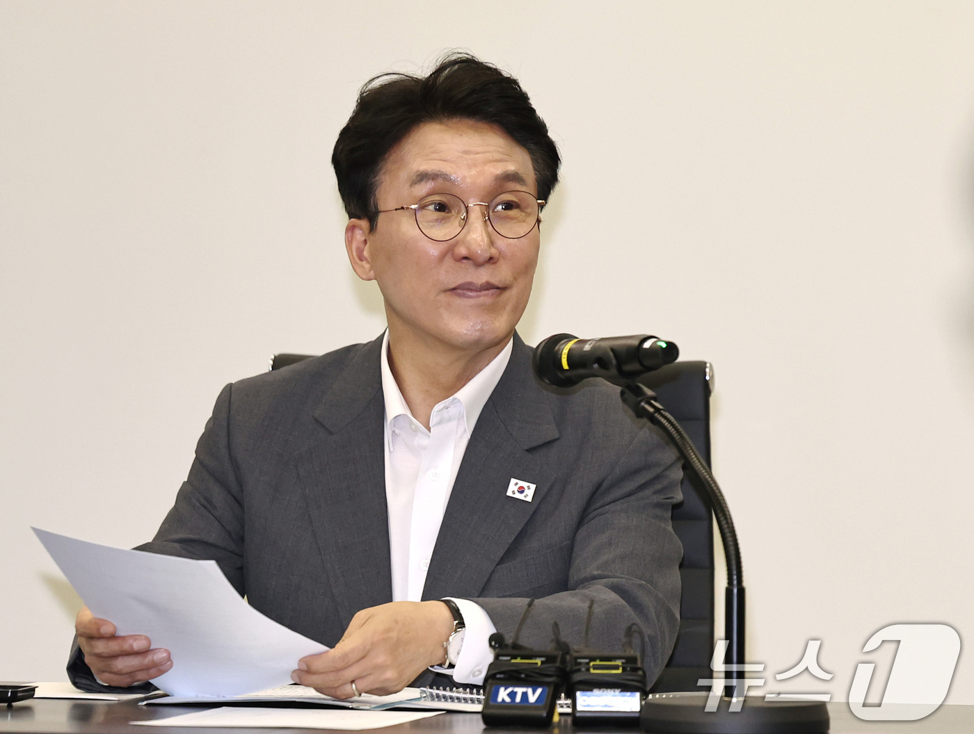 (남양주=뉴스1) 구윤성 기자 = 김민석 국무총리가 29일 오전 주택공급 현장 점검을 위해 경기도 남양주시 왕숙1지구를 찾아 현황보고를 받고 있다. 2026.4.29/뉴스1