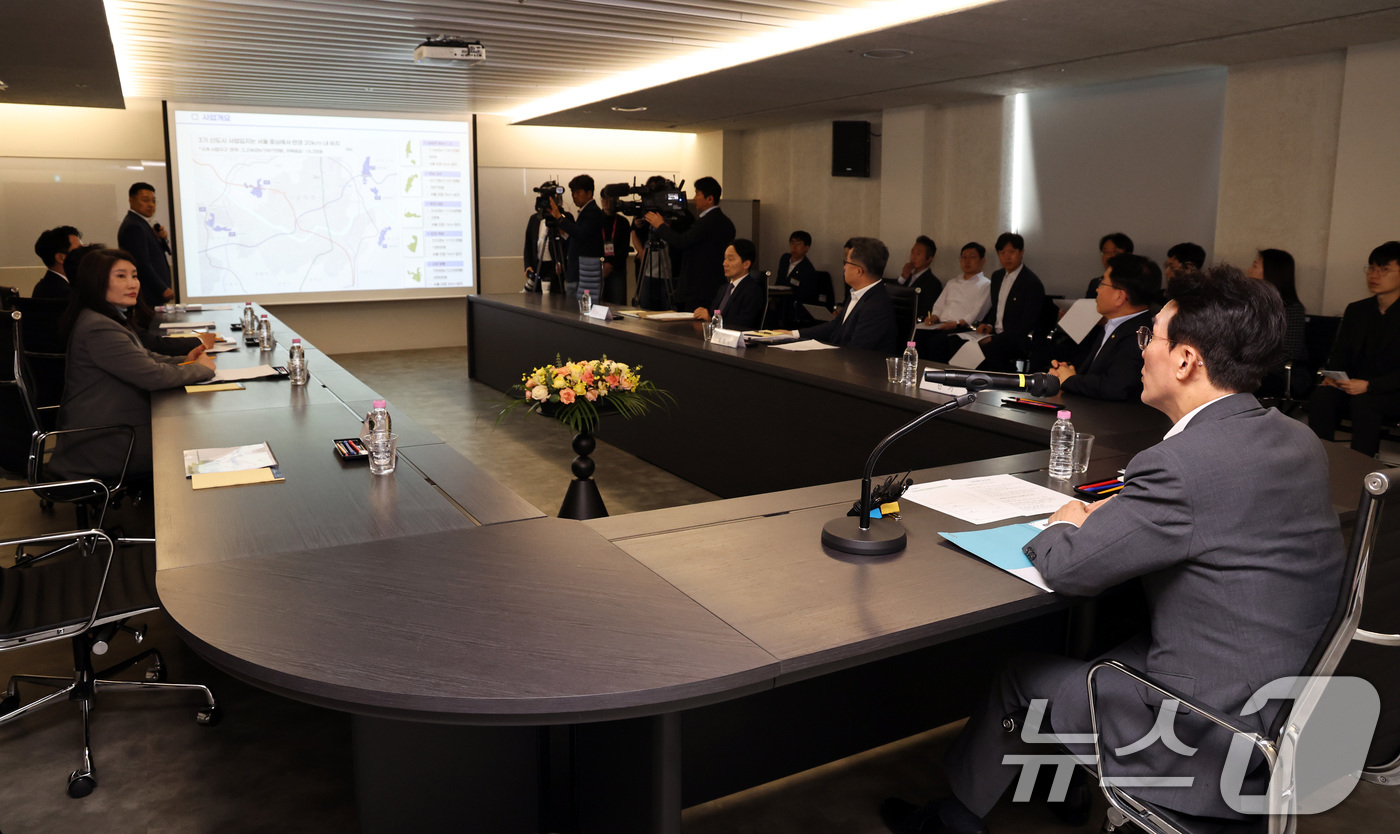 (남양주=뉴스1) 구윤성 기자 = 김민석 국무총리가 29일 오전 주택공급 현장 점검을 위해 경기도 남양주시 왕숙1지구를 찾아 현황보고를 받고 있다. 2026.4.29/뉴스1