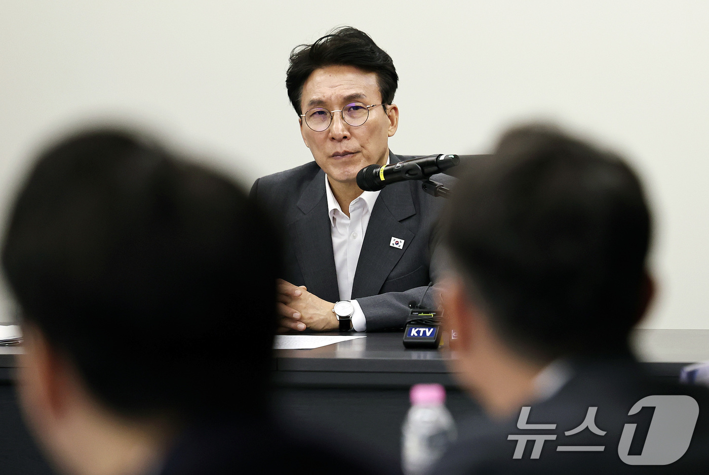 (남양주=뉴스1) 구윤성 기자 = 김민석 국무총리가 29일 오전 주택공급 현장 점검을 위해 경기도 남양주시 왕숙1지구를 찾아 현황보고를 받고 있다. 2026.4.29/뉴스1