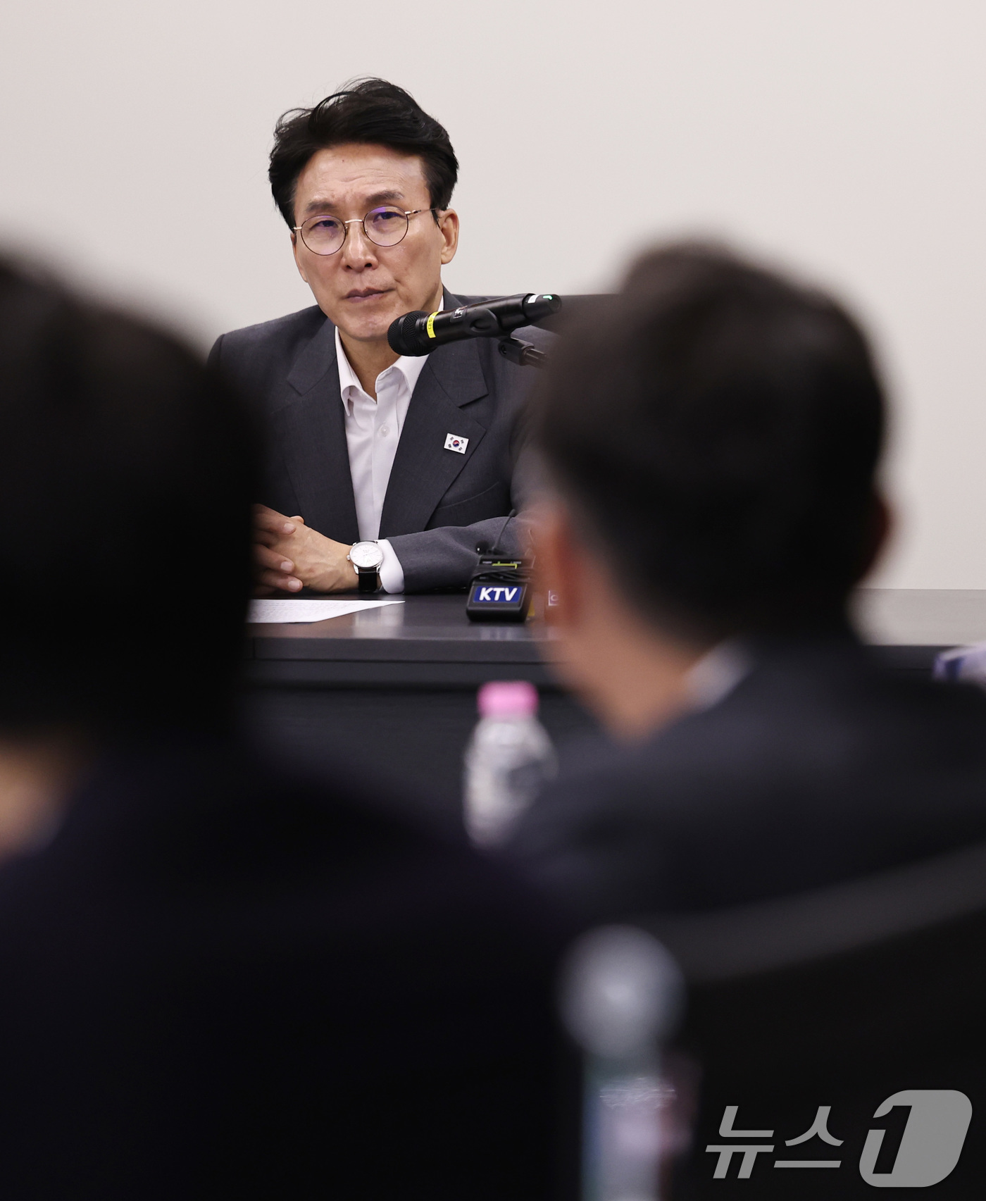 (남양주=뉴스1) 구윤성 기자 = 김민석 국무총리가 29일 오전 주택공급 현장 점검을 위해 경기도 남양주시 왕숙1지구를 찾아 현황보고를 받고 있다. 2026.4.29/뉴스1