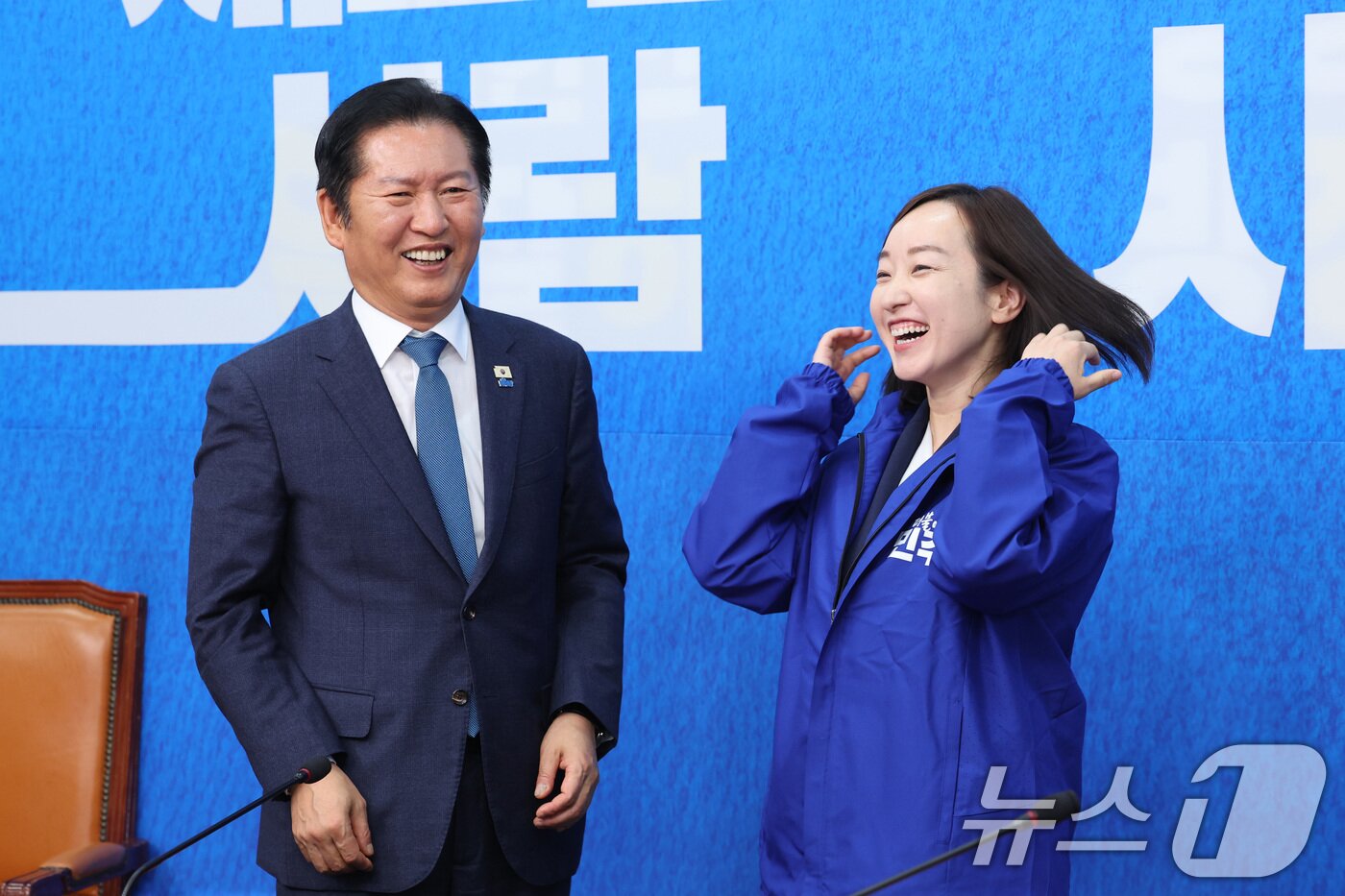 본문 이미지 - 정청래 더불어민주당 대표가 29일 서울 여의도 국회에서 열린 민주당 인재 영입식에서 전은수 전 청와대 대변인에게 당 점퍼를 입혀주고 있다. 2026.4.29 ⓒ 뉴스1 신웅수 기자