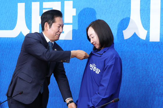 당 점퍼 입혀주는 정청래 대표