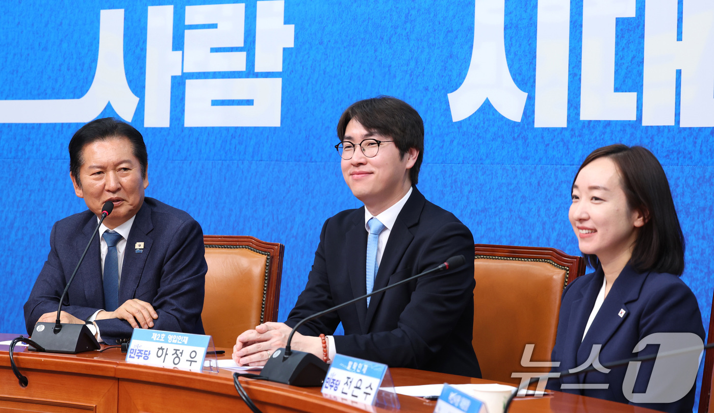 (서울=뉴스1) 신웅수 기자 = 정청래 더불어민주당 대표가 29일 서울 여의도 국회에서 열린 민주당 인재 영입식에서 인사말을 하고 있다.왼쪽부터 정 대표, 하정우 전 청와대 AI수 …