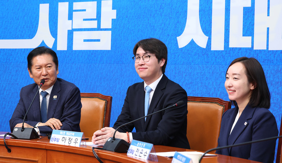 정청래 발언에 미소짓는 하정우·전은수