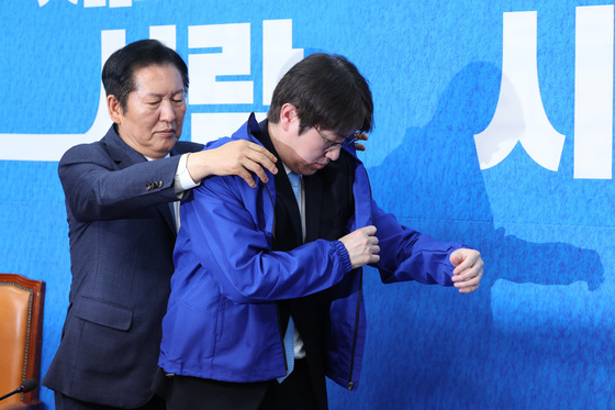 민주당 점퍼 입는 하정우