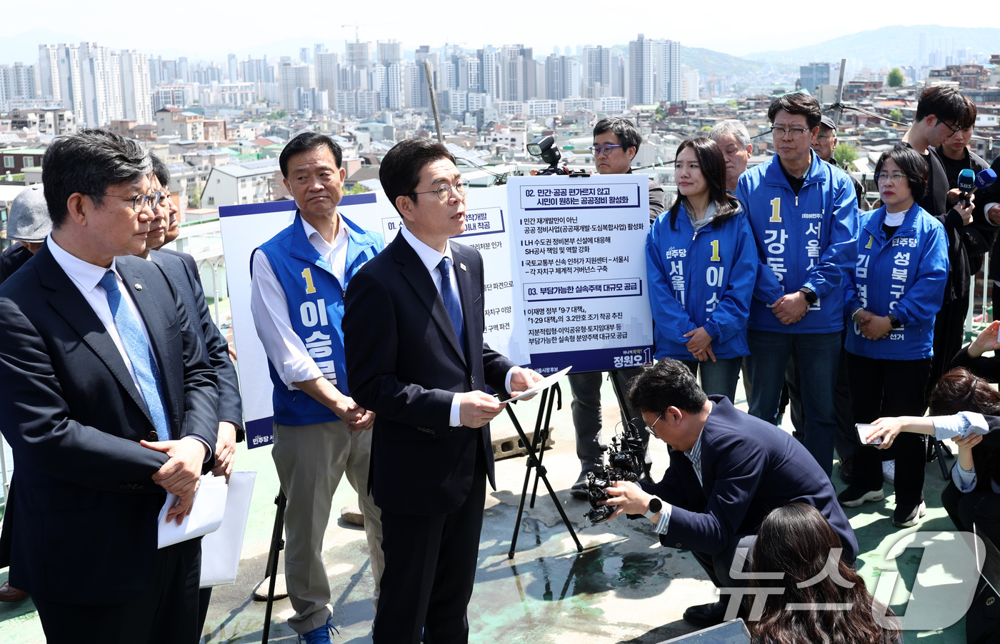 (서울=뉴스1) 최지환 기자 = 정원오 더불어민주당 서울시장 후보가 29일 오전 서울 성북구 장위14 주택 재개발 구역을 찾아 부동산 공약을 발표하고 있다. 2026.4.29/뉴스 …