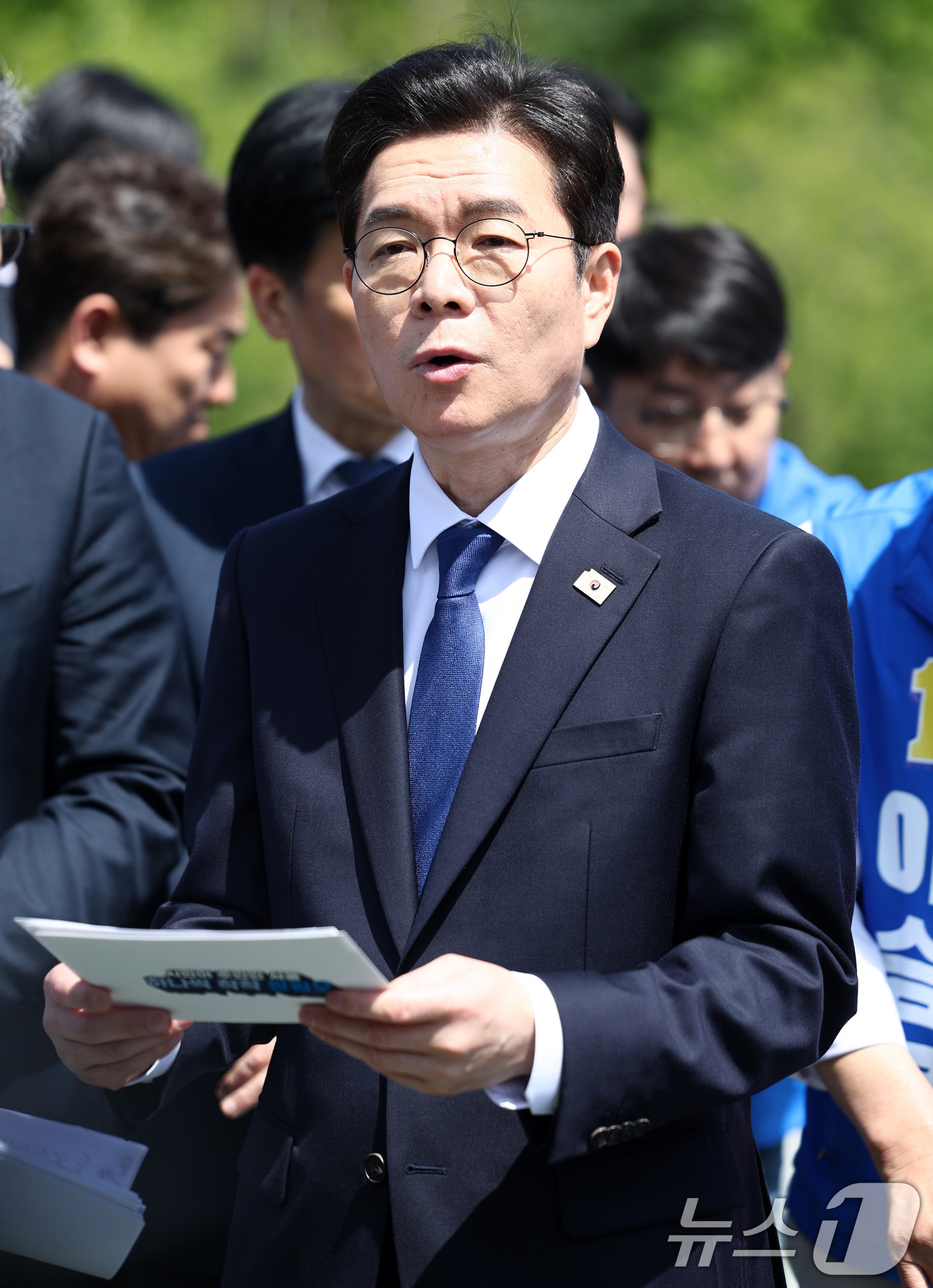 (서울=뉴스1) 최지환 기자 = 정원오 더불어민주당 서울시장 후보가 29일 오전 서울 성북구 장위14 주택 재개발 구역을 찾아 부동산 공약을 발표하고 있다. 2026.4.29/뉴스 …