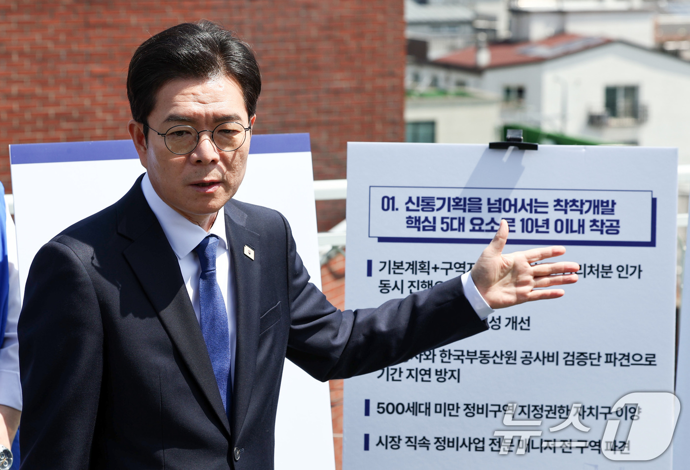 (서울=뉴스1) 최지환 기자 = 정원오 더불어민주당 서울시장 후보가 29일 오전 서울 성북구 장위14 주택 재개발 구역을 찾아 부동산 공약을 발표하고 있다. 2026.4.29/뉴스 …