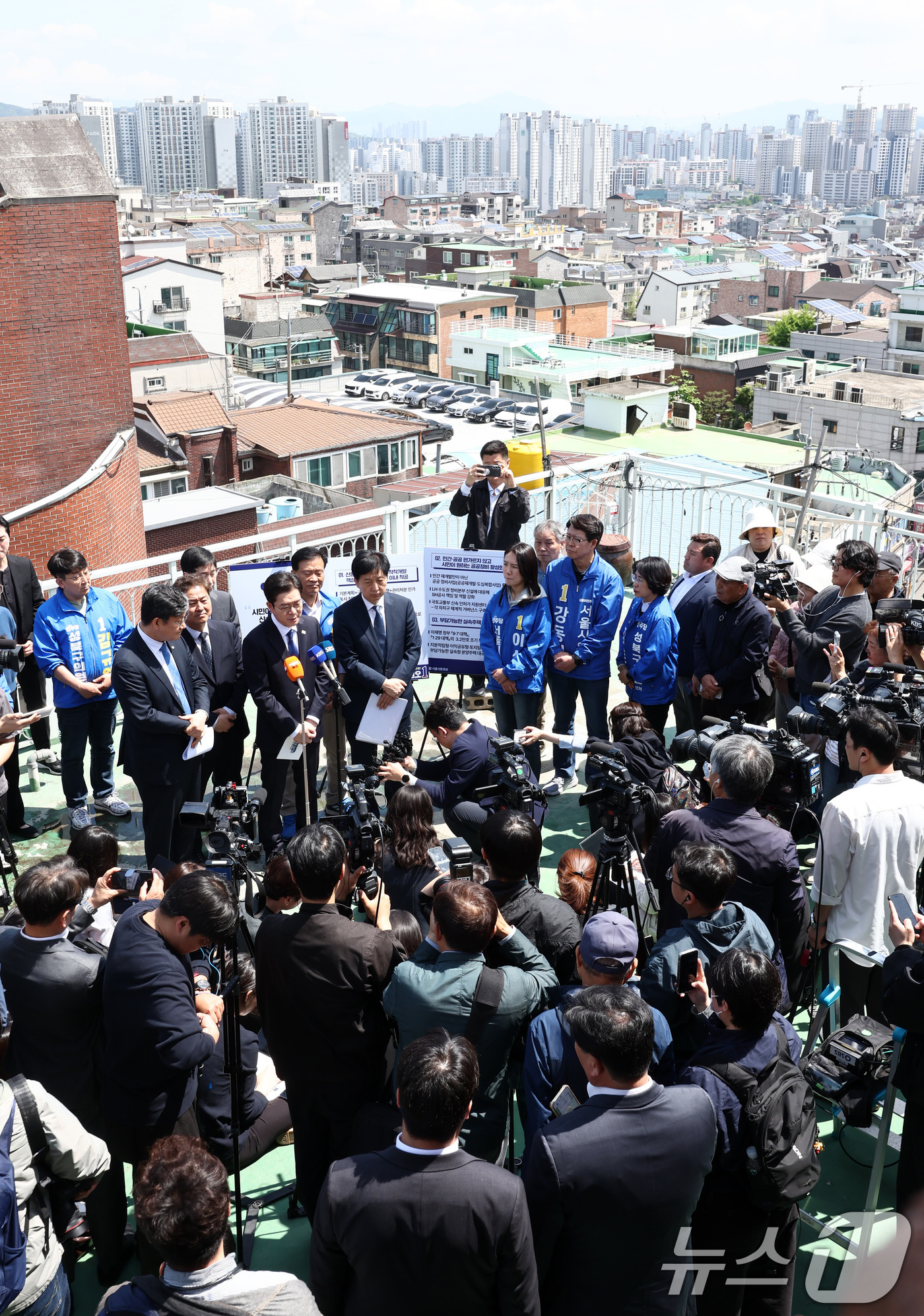 (서울=뉴스1) 최지환 기자 = 정원오 더불어민주당 서울시장 후보가 29일 오전 서울 성북구 장위14 주택 재개발 구역을 찾아 부동산 공약을 발표하고 있다. 2026.4.29/뉴스 …