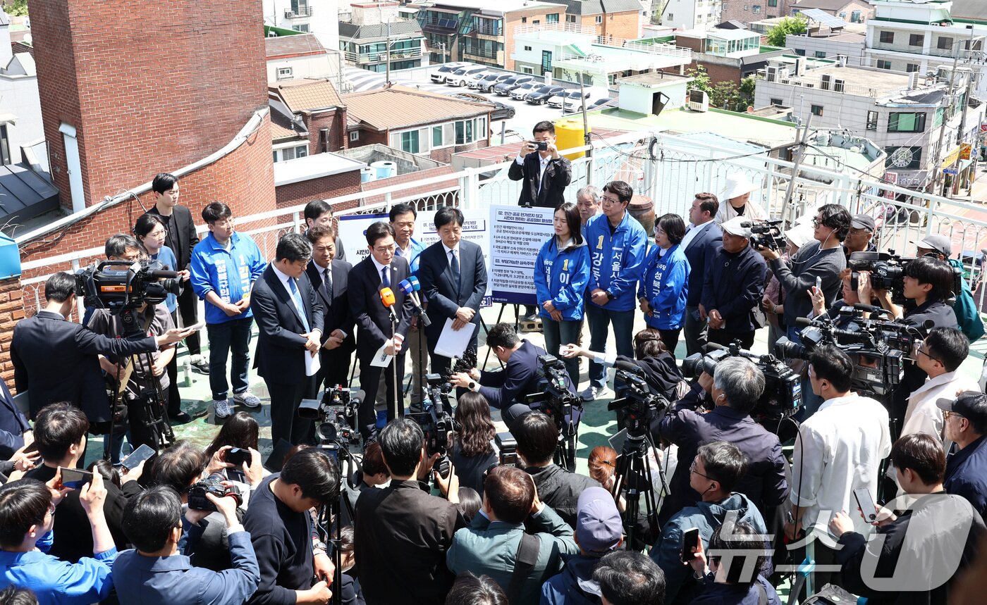 본문 이미지 - 정원오 더불어민주당 서울시장 후보가 29일 오전 서울 성북구 장위14 주택 재개발 구역을 찾아 부동산 공약을 발표하고 있다. 2026.4.29 ⓒ 뉴스1 최지환 기자